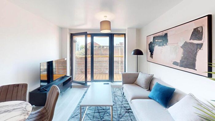 2 Bedroom Flat To Rent In Manhattan Place, Madison Square, L1