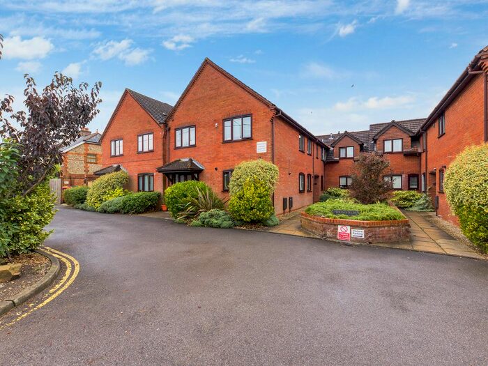 2 Bedroom Flat To Rent In Hazlemere Road, Penn, High Wycombe HP10