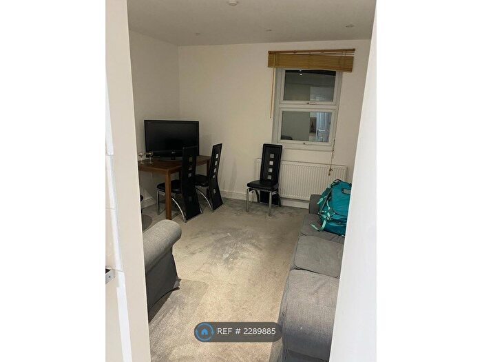 2 Bedroom Flat To Rent In Cavendish Road, London, SW12