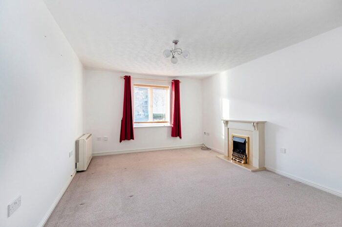 2 Bedroom Flat For Sale In Banyard Close, Cheltenham, GL51