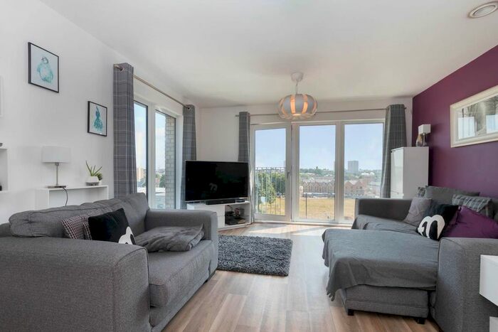 2 Bedroom Flat To Rent In Roosevelt Apartments, Lexington Gardens, Birmingham, B15