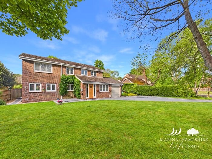 4 Bedroom Detached House For Sale In Dunstan Close, Chichester, PO19