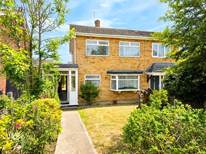 3 Bedroom Semi Detached House For Sale In Graysons Close, Rayleigh, Essex, SS6