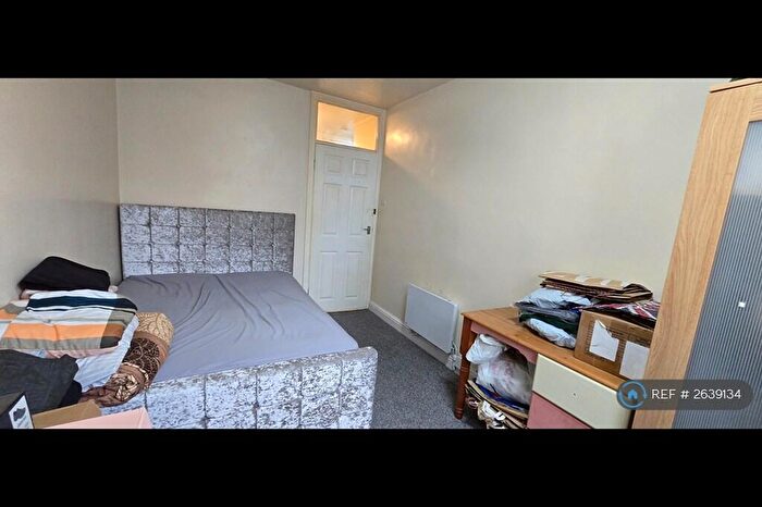 3 Bedroom Flat To Rent In Lovell Park Heights, Leeds, LS7