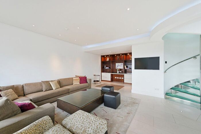 2 Bedroom Flat To Rent In Whitehouse Apartments, Belvedere Road, London, SE1