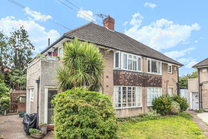 2 Bedroom Maisonette To Rent In Grove Close, Kingston Upon Thames, Surrey, KT1