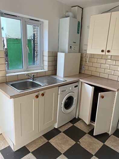 3 Bedroom Semi-Detached House To Rent In Clarendon Road, Croydon, CR0