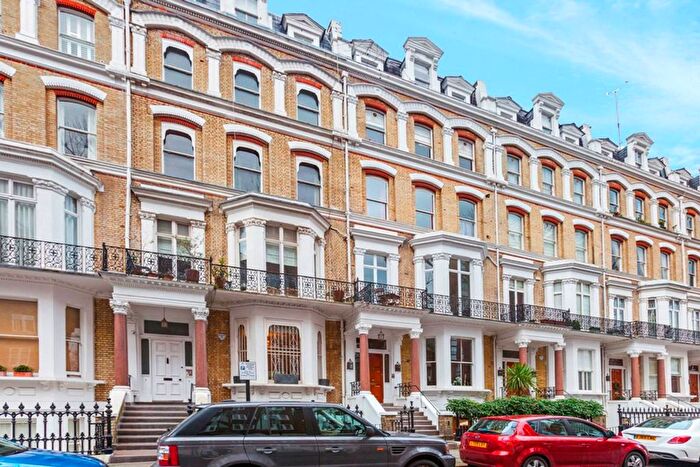 4 Bedroom Flat To Rent In Vicarage Gate, Kensington, London, W8