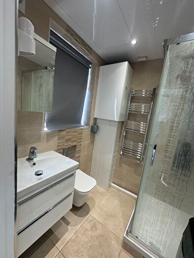 1 Bedroom Flat To Rent In Birchway, Hayes, UB3