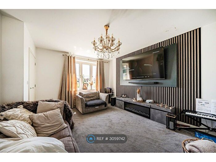 3 Bedroom Semi-detached House To Rent In Upton Close, Banbury, OX16