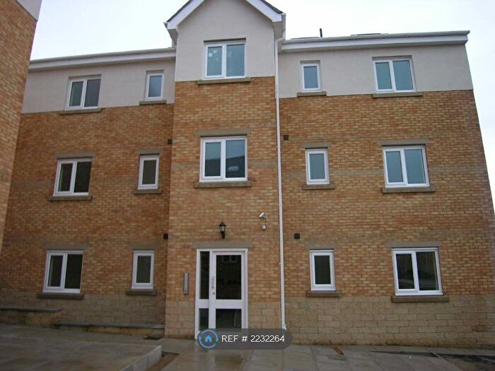 2 Bedroom Flat To Rent In Lemans Drive, Dewsbury, WF13