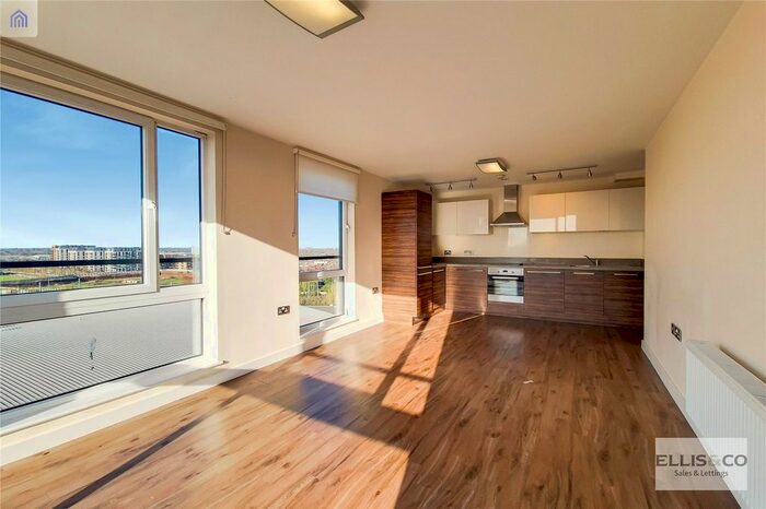 2 Bedroom Flat To Rent In The Green, Southall UB2