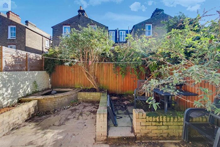 1 Bedroom Apartment For Sale In Thirsk Road, Battersea, SW11