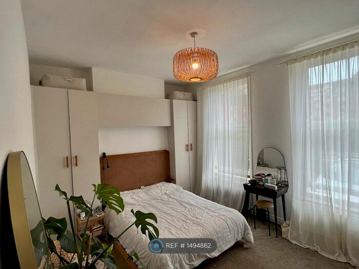 1 Bedroom Flat To Rent In Navarino Road, London, E8