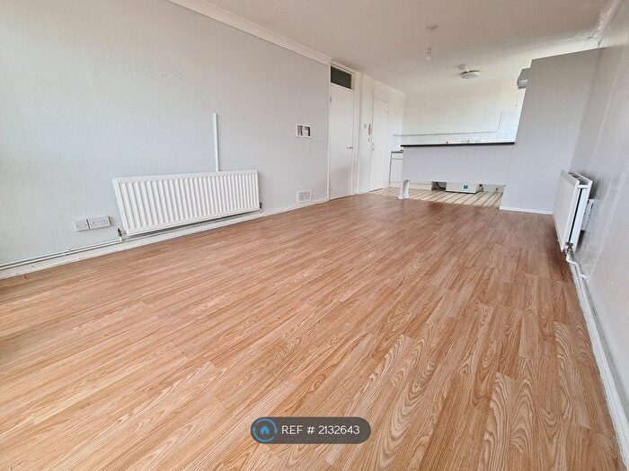 2 Bedroom Flat To Rent In Wellington Court, Chatham, ME4