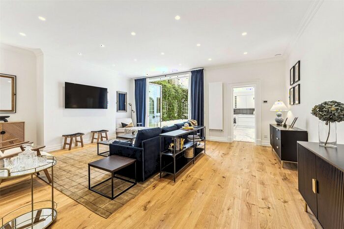 2 Bedroom Flat To Rent In Redcliffe Square, London, SW10