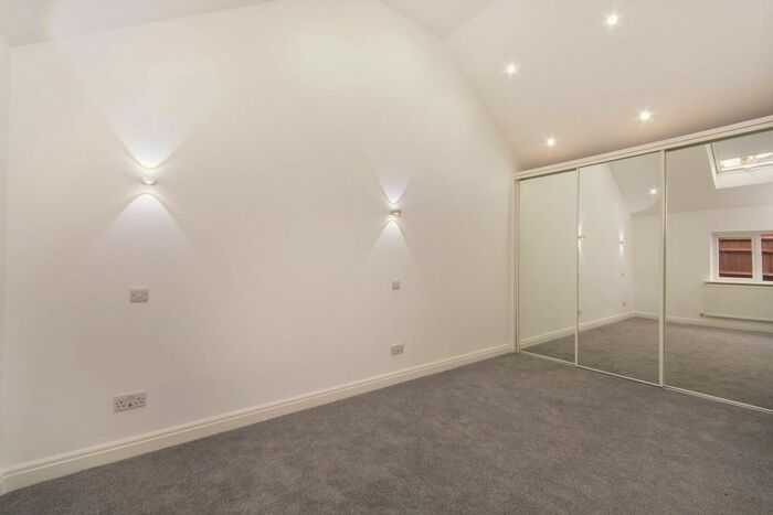 2 Bedroom Bungalow For Sale In Morland Road, Croydon, CR0