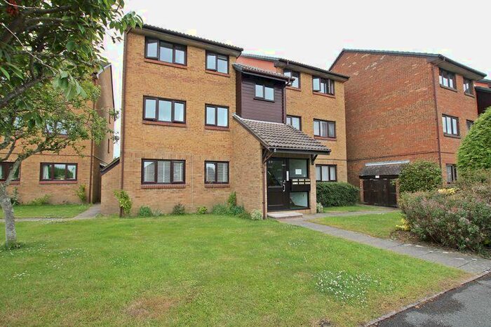 2 Bedroom Flat To Rent In Celandine Avenue, Locks Heath, SO31