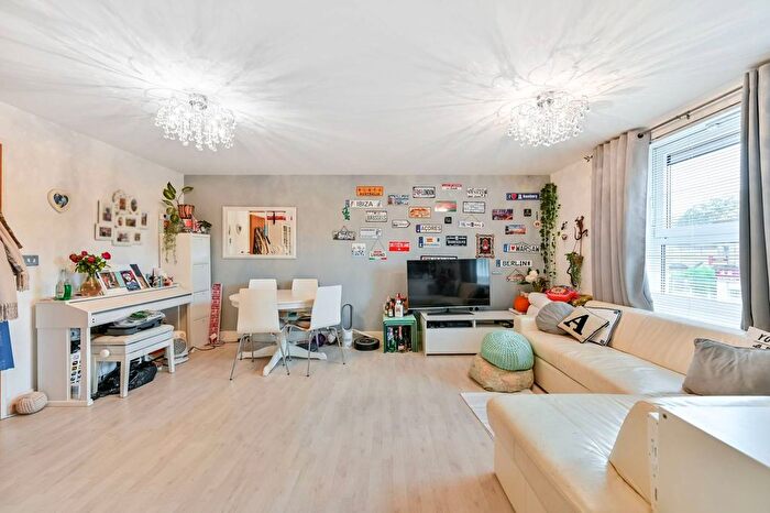 2 Bedroom Flat For Sale In High Street, Hampton, TW12