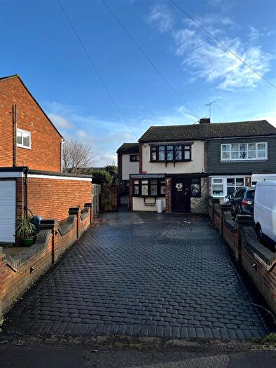 5 Bedroom Semi-Detached House For Sale In Rushbottom Lane, Benfleet, SS7