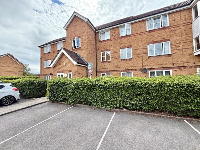 2 Bedroom Flat For Sale In Aspen Grove, Aldershot, Hampshire, GU12