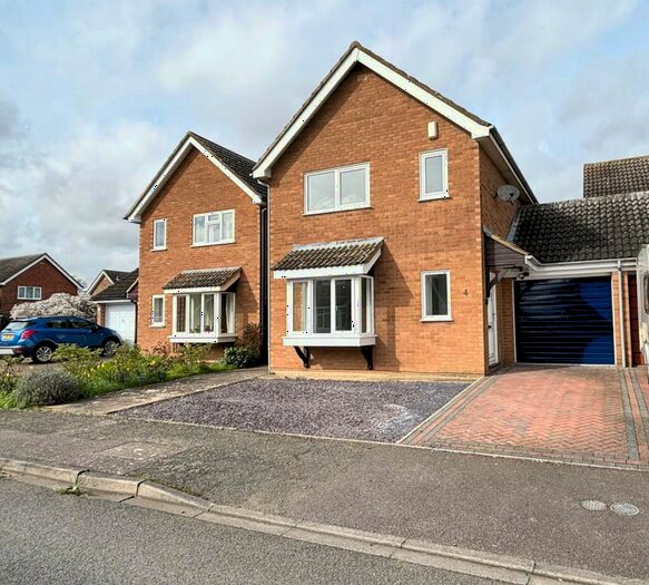 3 Bedroom Property To Rent In Kingfisher Close, Biggleswade, SG18