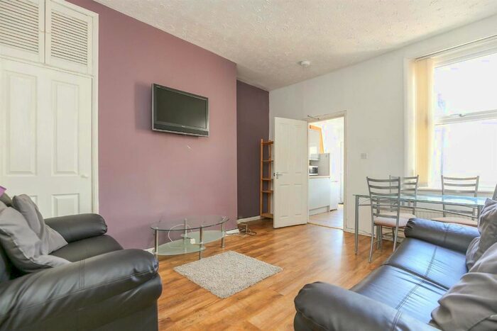 3 Bedroom Flat To Rent In Warwick Street, Heaton, Newcastle Upon Tyne, NE6