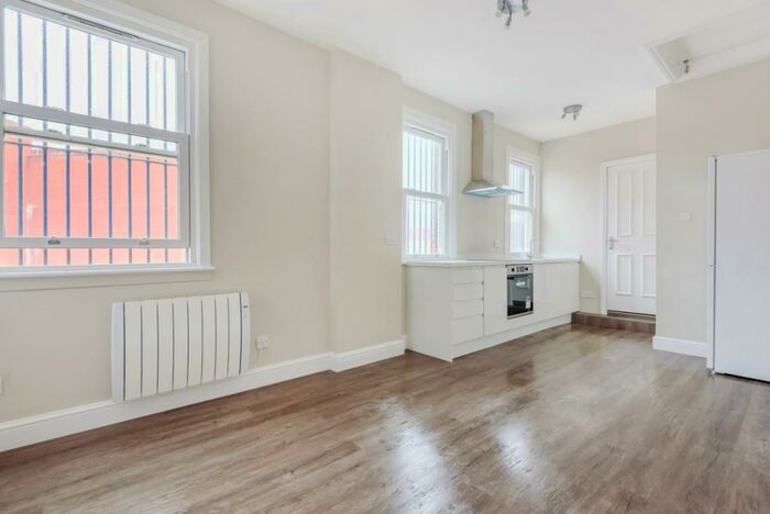 Flat To Rent In Peascod Street Windsor, SL4