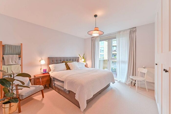 2 Bedroom Flat For Sale In Sam King Walk, Camberwell, London, SE5