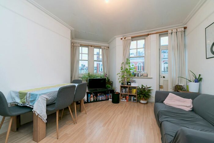 3 Bedroom Flat To Rent In Huguenot Mansions, Huguenot Place, London, SW18