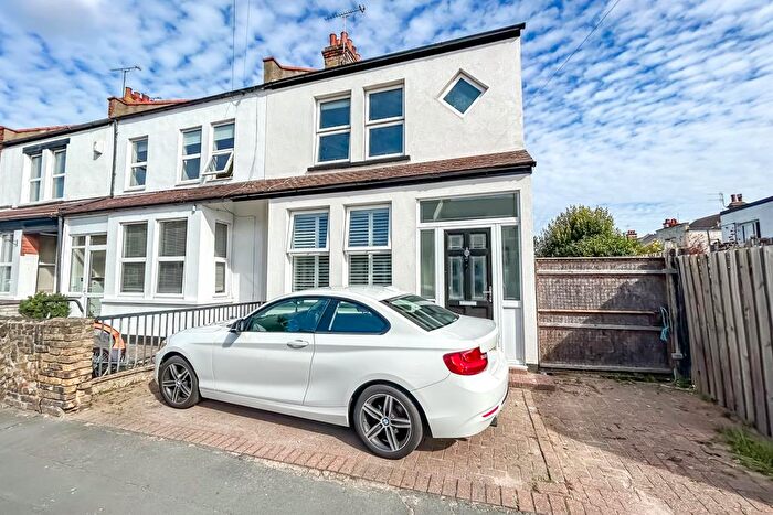3 Bedroom End Of Terrace House For Sale In North Avenue, Southend-on-Sea, SS2