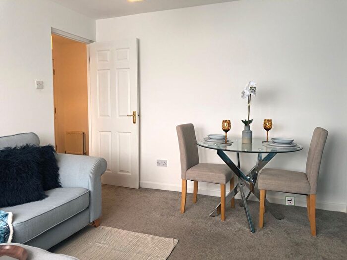 2 Bedroom Flat To Rent In Lewis Crescent, Exeter, EX2