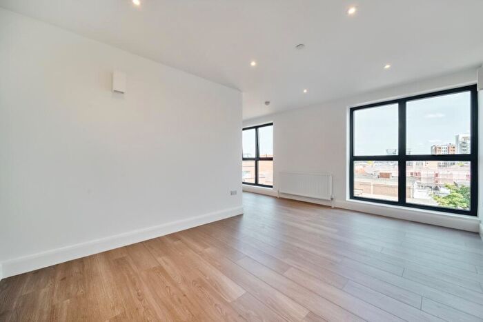 2 Bedroom Flat To Rent In High Street Slough, SL1