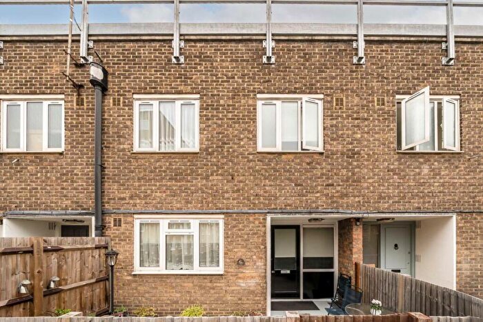 3 Bedroom Maisonette For Sale In Ann Lane, Chelsea, SW10