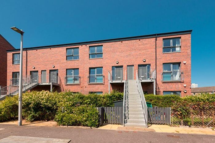 3 Bedroom Flat For Sale In E West Bowling Green Street, Edinburgh, EH6