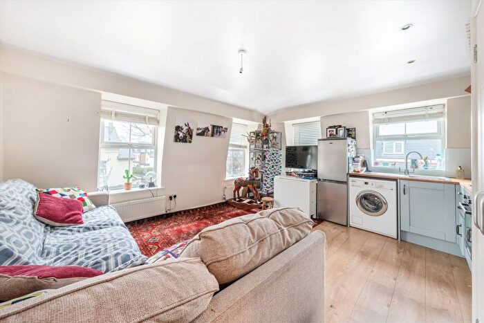 1 Bedroom Flat For Sale In Station Road, Hampton, TW12