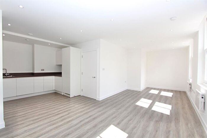 3 Bedroom Flat To Rent In Brooke Road, N16