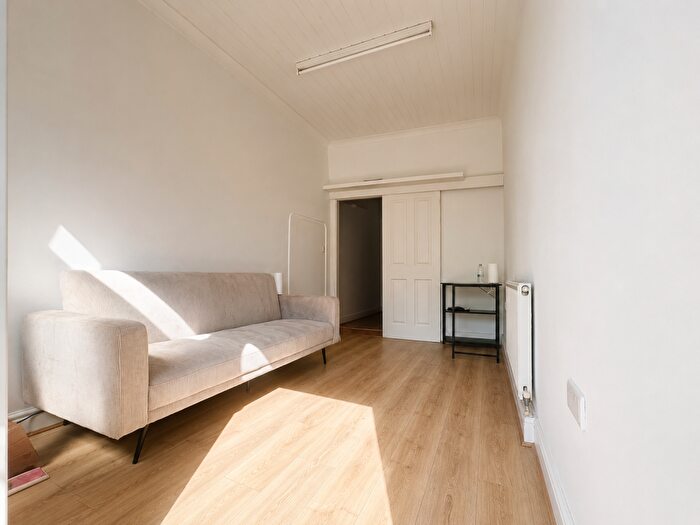 Terraced House To Rent In Sheringham Avenue, London, E12
