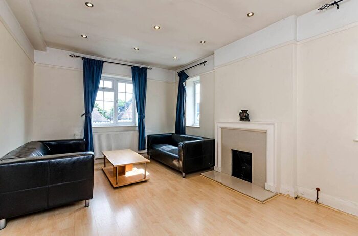 3 Bedroom Flat To Rent In Beechcroft Court, Temple Fortune, London, NW11