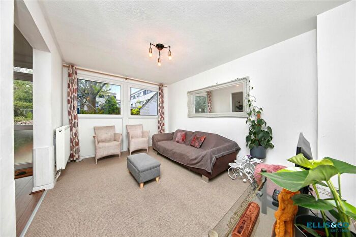2 Bedroom Maisonette For Sale In Goldman Close, London, E2