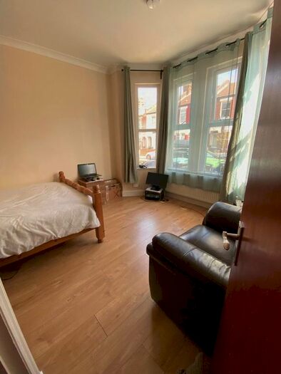 2 Bedroom Flat To Rent In Ritches Road, London, N15