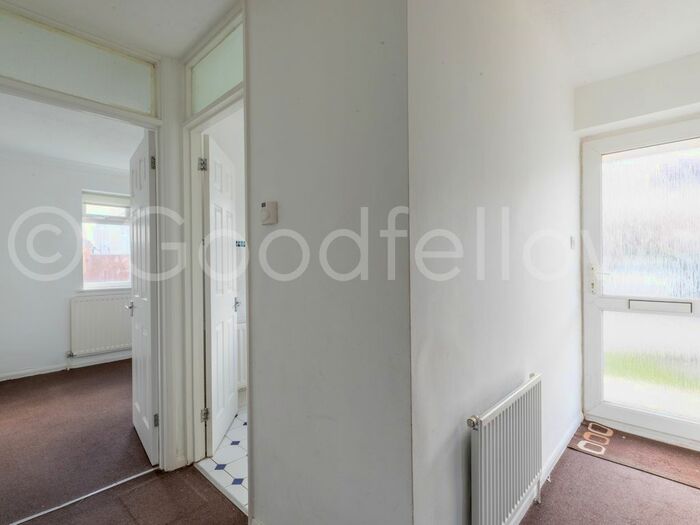 2 Bedroom Maisonette To Rent In Bisley Close, Worcester Park, Surrey, KT4