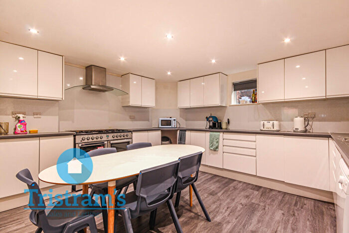 6 Bedroom Semi-Detached House To Rent In Rolleston Drive, Lenton, NG7