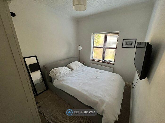 1 Bedroom Flat To Rent In Phoenix Place, Staines-Upon-Thames, TW18