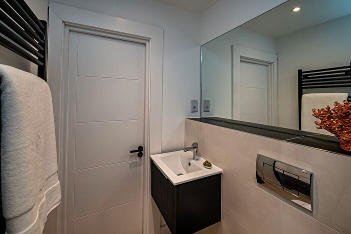 1 Bedroom Flat For Sale In Elm House, The Grove, Slough, SL1