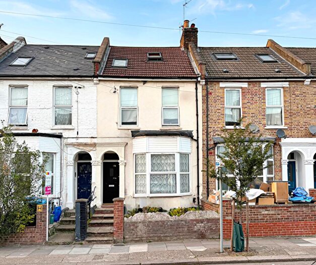 3 Bedroom Flat To Rent In Tubbs Road, London, NW10