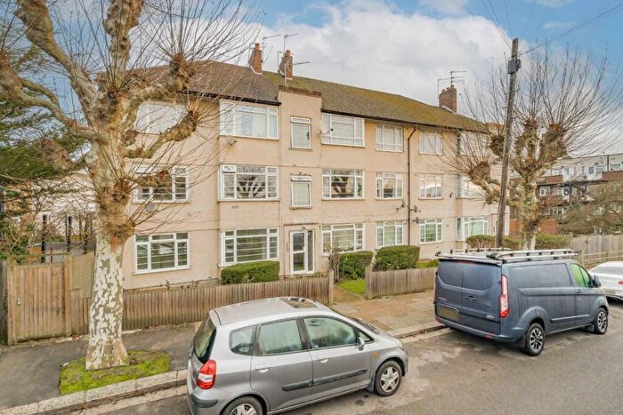 2 Bedroom Flat For Sale In High Road, North Finchley, N12