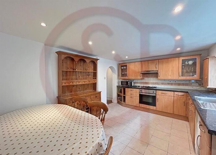 3 Bedroom Maisonette To Rent In Beavor Grove, Ravenscourt Park, W6