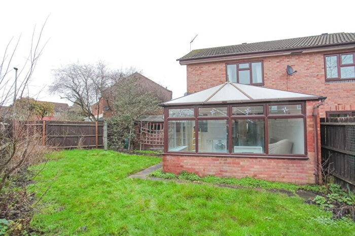 2 Bedroom End Of Terrace House For Sale In Winchelsea Close, Banbury, OX16