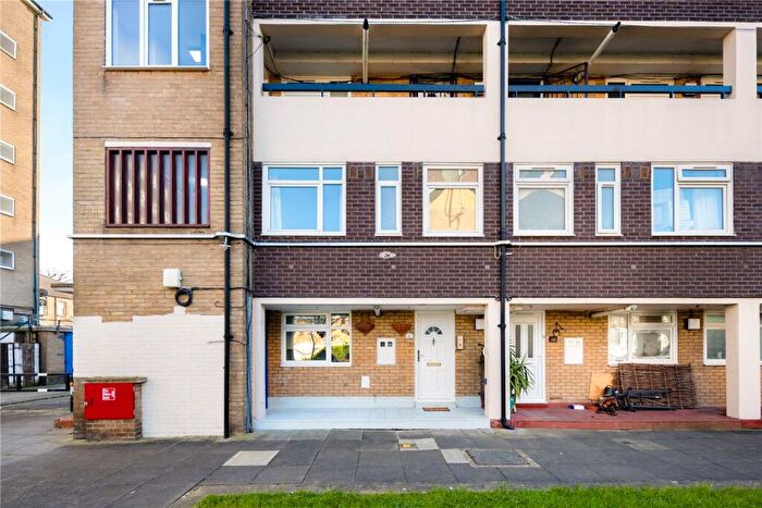 2 Bedroom Maisonette To Rent In Guerin Square, Bow, London, E3